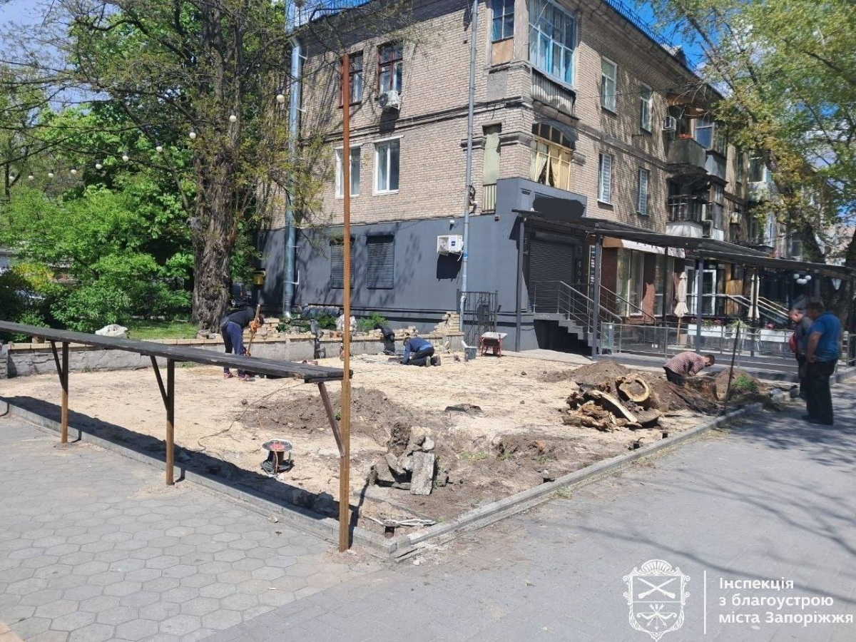 У Запоріжжі підприємець облаштовував літній майданчик без дозволу, інший засмітив тротуар будівельними відходами