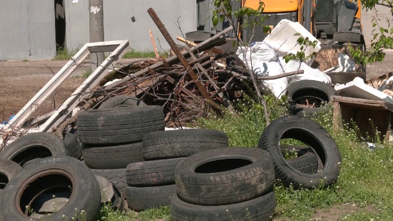 Із балки біля вулиці Василя Сергієнка в Хортицькому районі Запоріжжя вже вивезли понад 20 тонн сміття