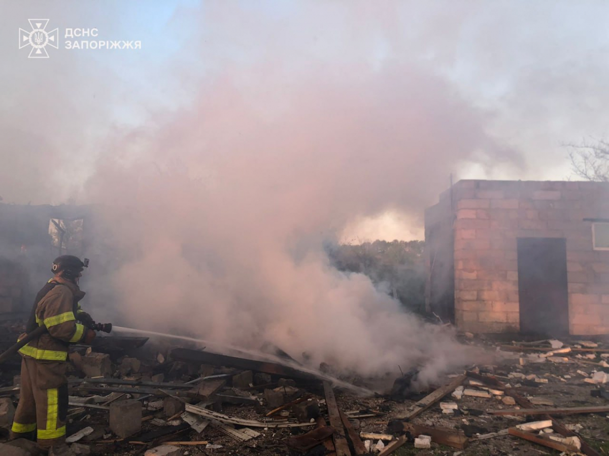 Наслідки обстрілів Запорізького району 3 травня. Фото: ДСНС