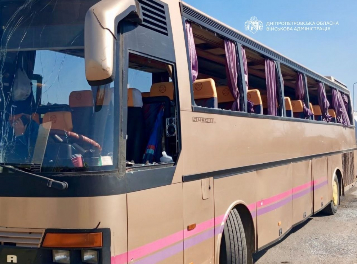 Прошило наскрізь: ворог вдарив дроном біля автобусу із запорізькими дітьми, яких везли на відпочинок - розповіді свідків