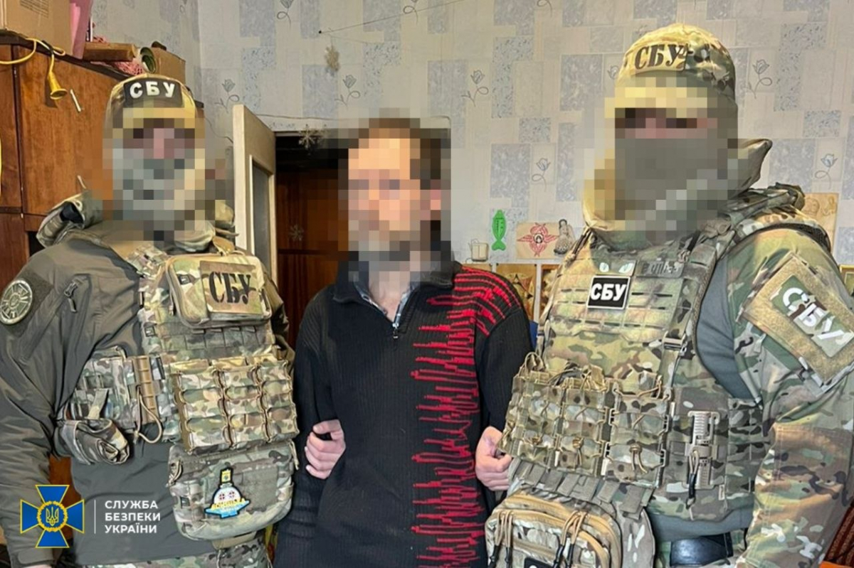 У Запоріжжі затримали коригувальника, який маскувався під пенсіонера. Фото: СБУ