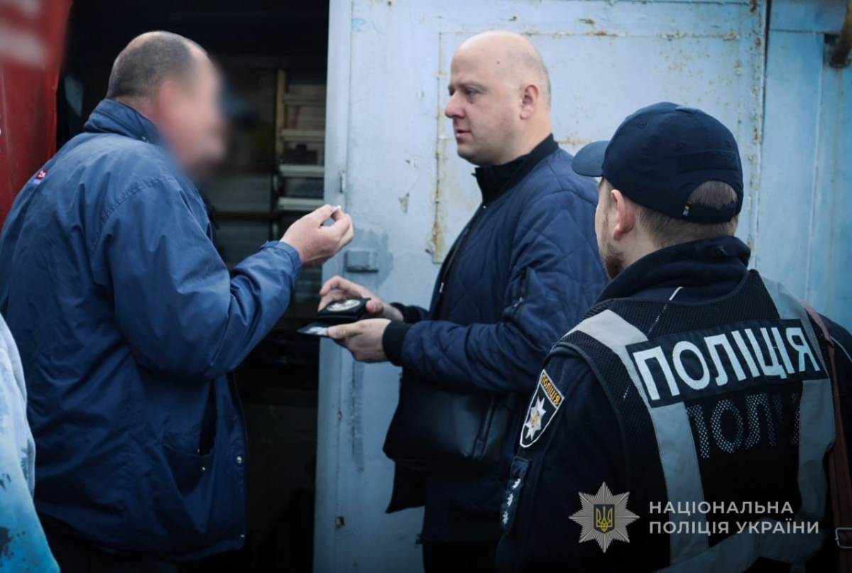 Сімейний тютюновий бізнес: у Запоріжжі викрили мережу підпільного продажу цигарок (фото)