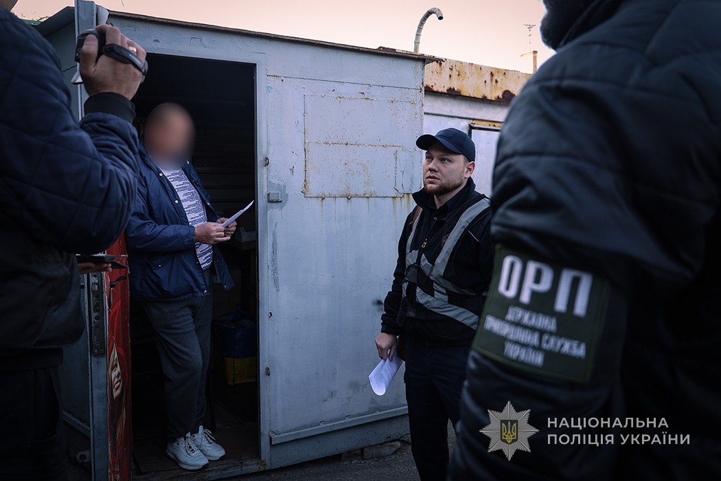 Сімейний тютюновий бізнес: у Запоріжжі викрили мережу підпільного продажу цигарок (фото)