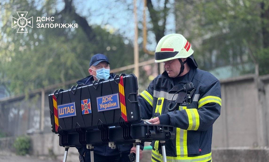 Спалахнуло обладнання: у Запоріжжі під час пожежі надзвичайники врятували чоловіка (фото, відео)