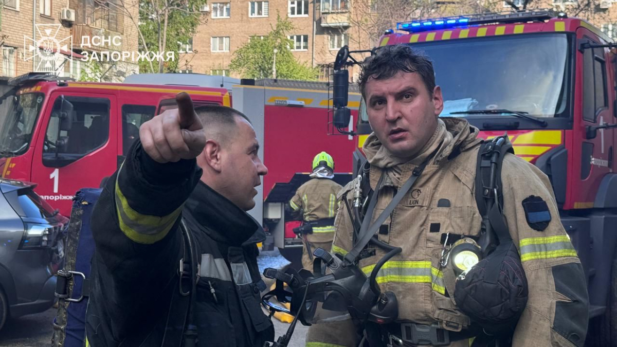 Спалахнуло обладнання: у Запоріжжі під час пожежі надзвичайники врятували чоловіка (фото, відео)