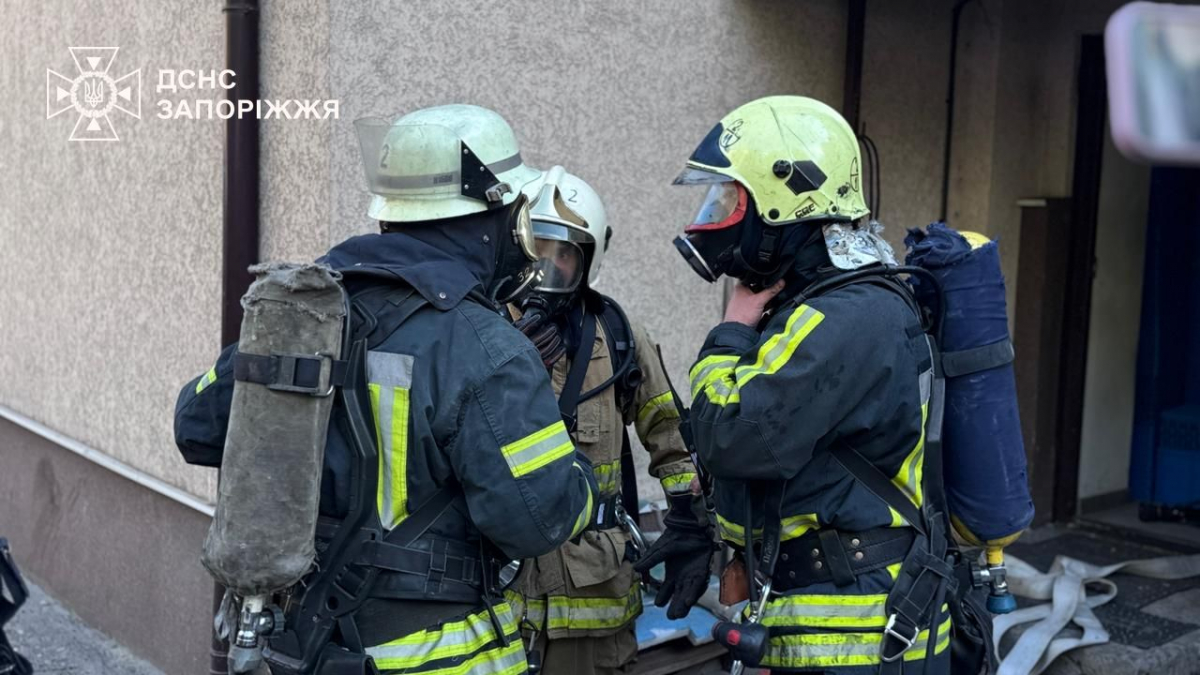Спалахнуло обладнання: у Запоріжжі під час пожежі надзвичайники врятували чоловіка (фото, відео)