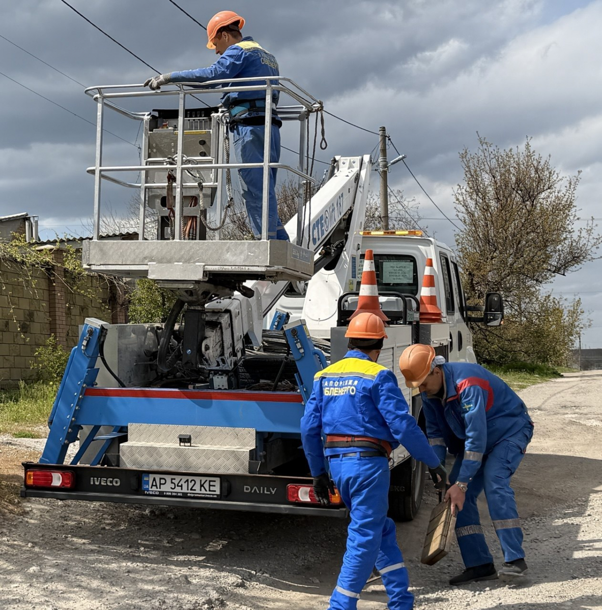 Відновлювальні роботи в Запорізькому районі. Фото: Запоріжжяобленерго