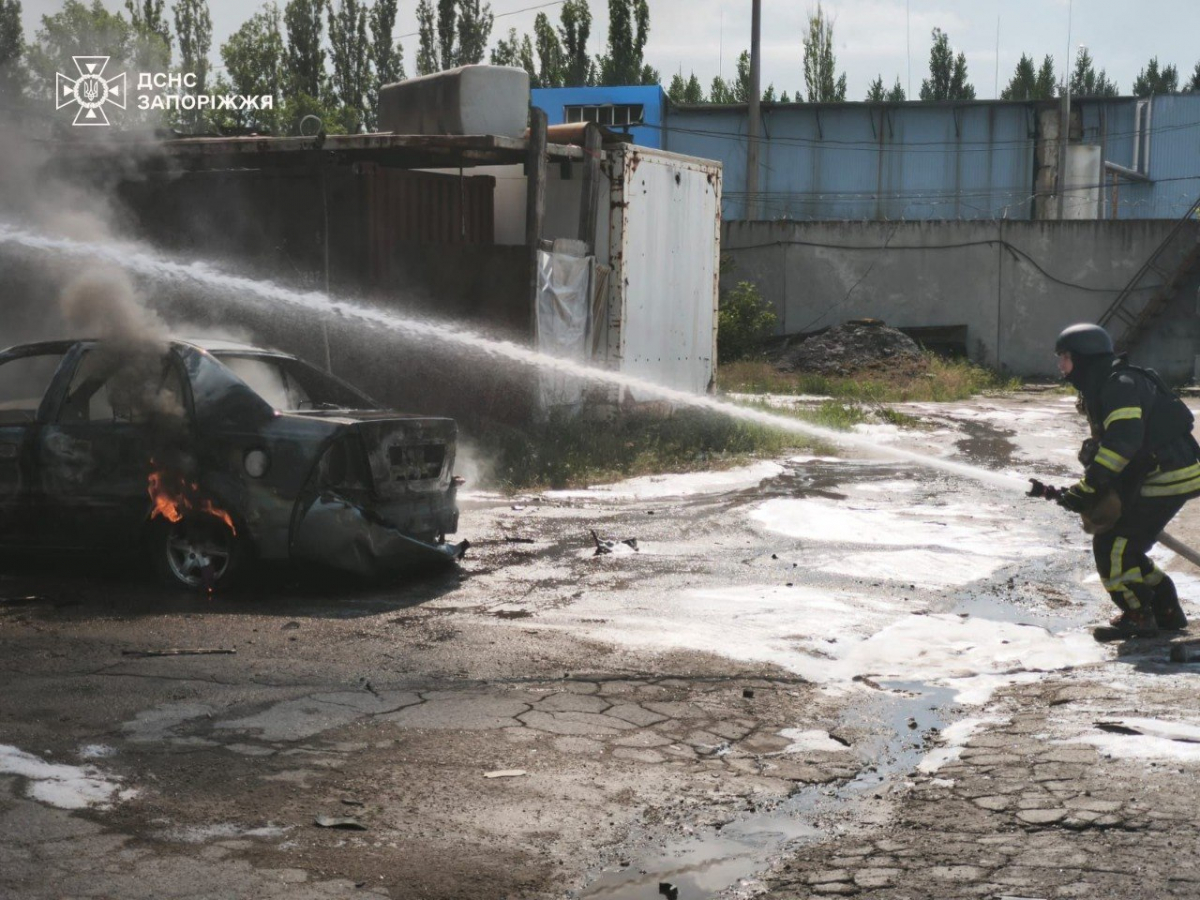 У Запоріжжі внаслідок удару по промисловому об’єкту загинула людина, троє поранені (фото, відео)