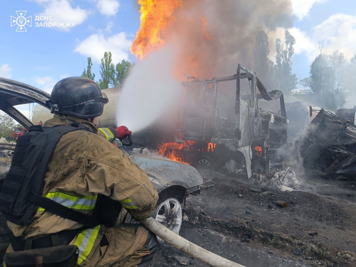 У Запоріжжі внаслідок удару по промисловому об’єкту загинула людина, троє поранені (фото, відео)