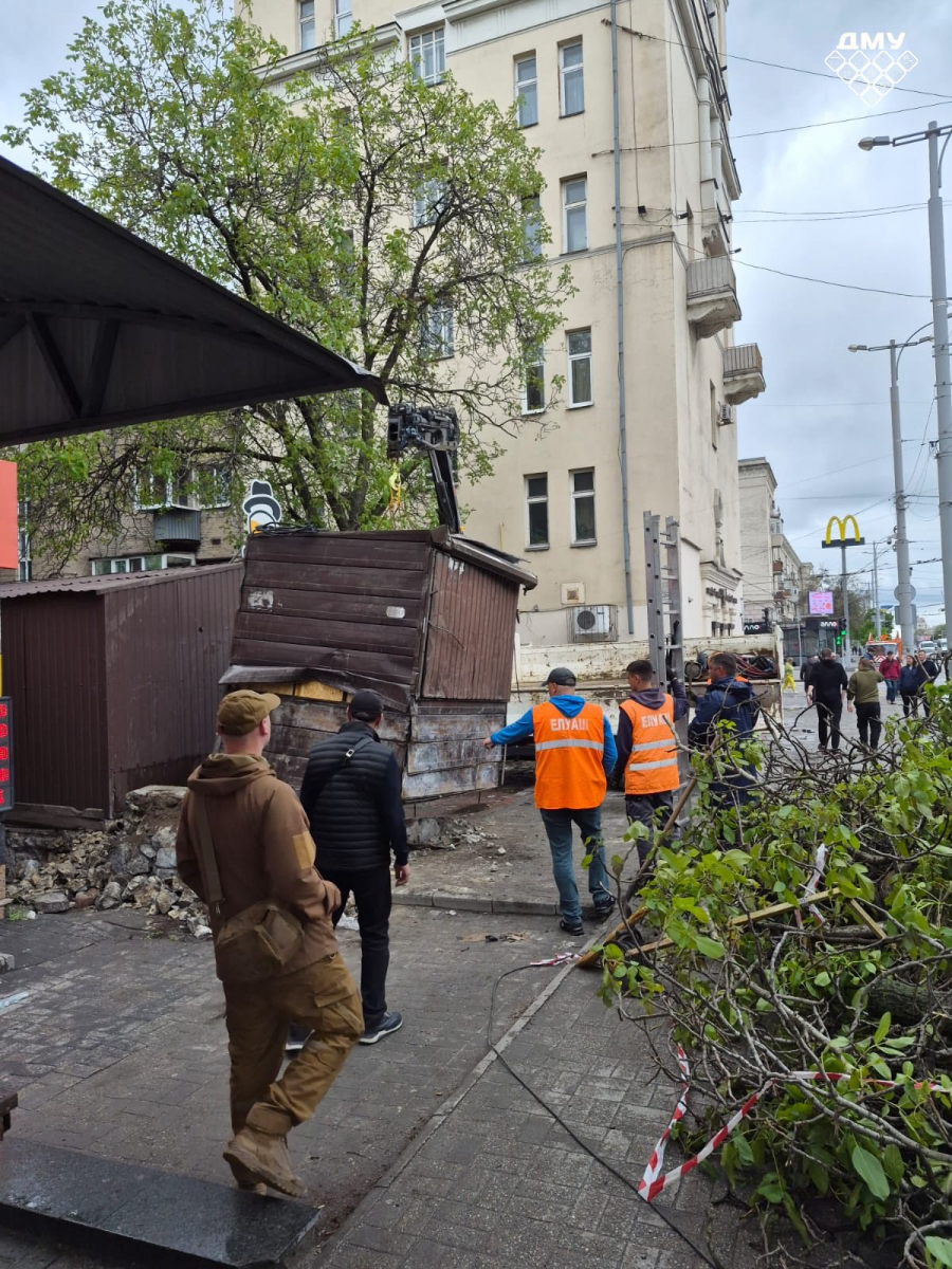 У Запоріжжі з проспекту Соборного прибрали незаконні кіоски (фото, відео)