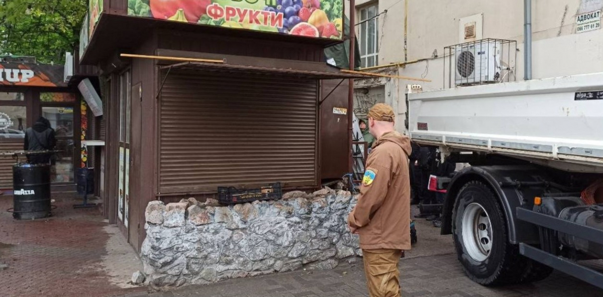 На розі проспектів Соборного і Металургів комунальники прибрали два незаконно встановлених кіоска
