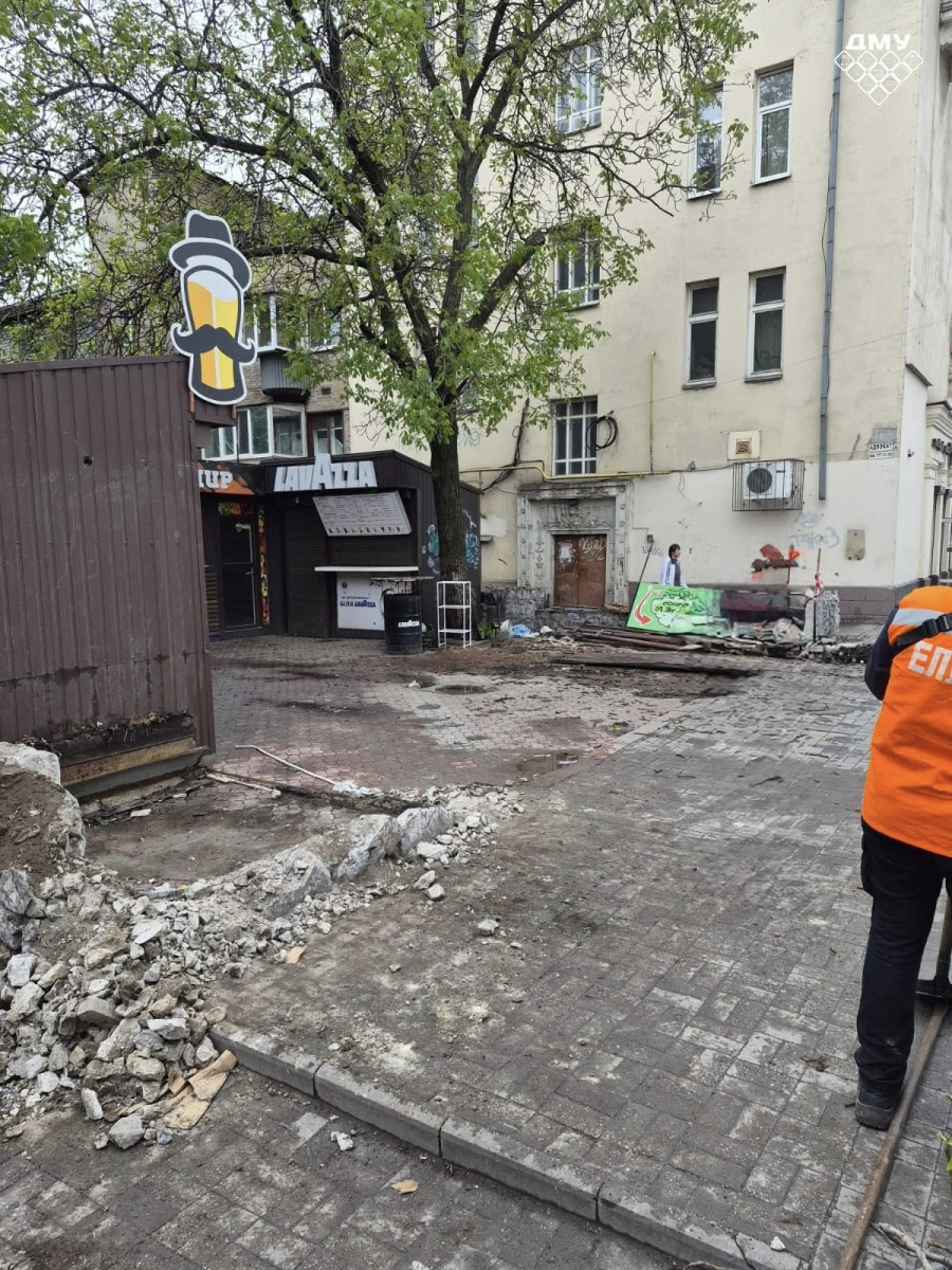 У Запоріжжі з проспекту Соборного прибрали незаконні кіоски (фото, відео)