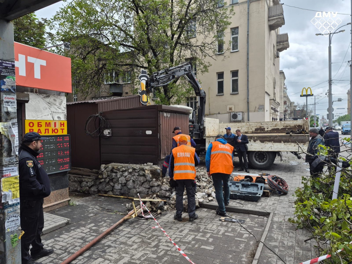 У Запоріжжі з проспекту Соборного прибрали незаконні кіоски (фото, відео)