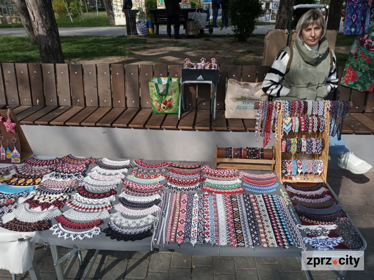 Вернісаж біля фонтану: як запорізький майдан Митців виглядає на початку травня (фото)