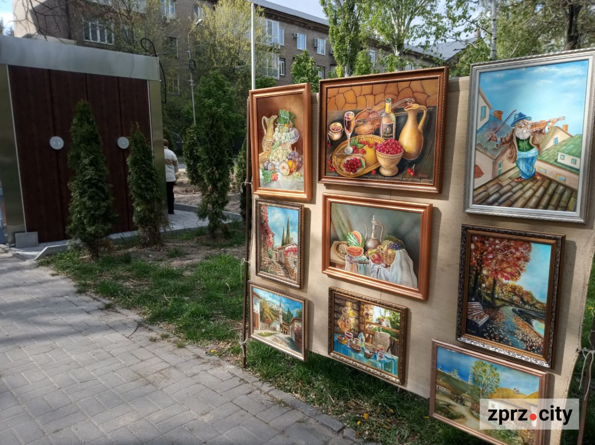 Вернісаж біля фонтану: як запорізький майдан Митців виглядає на початку травня (фото)