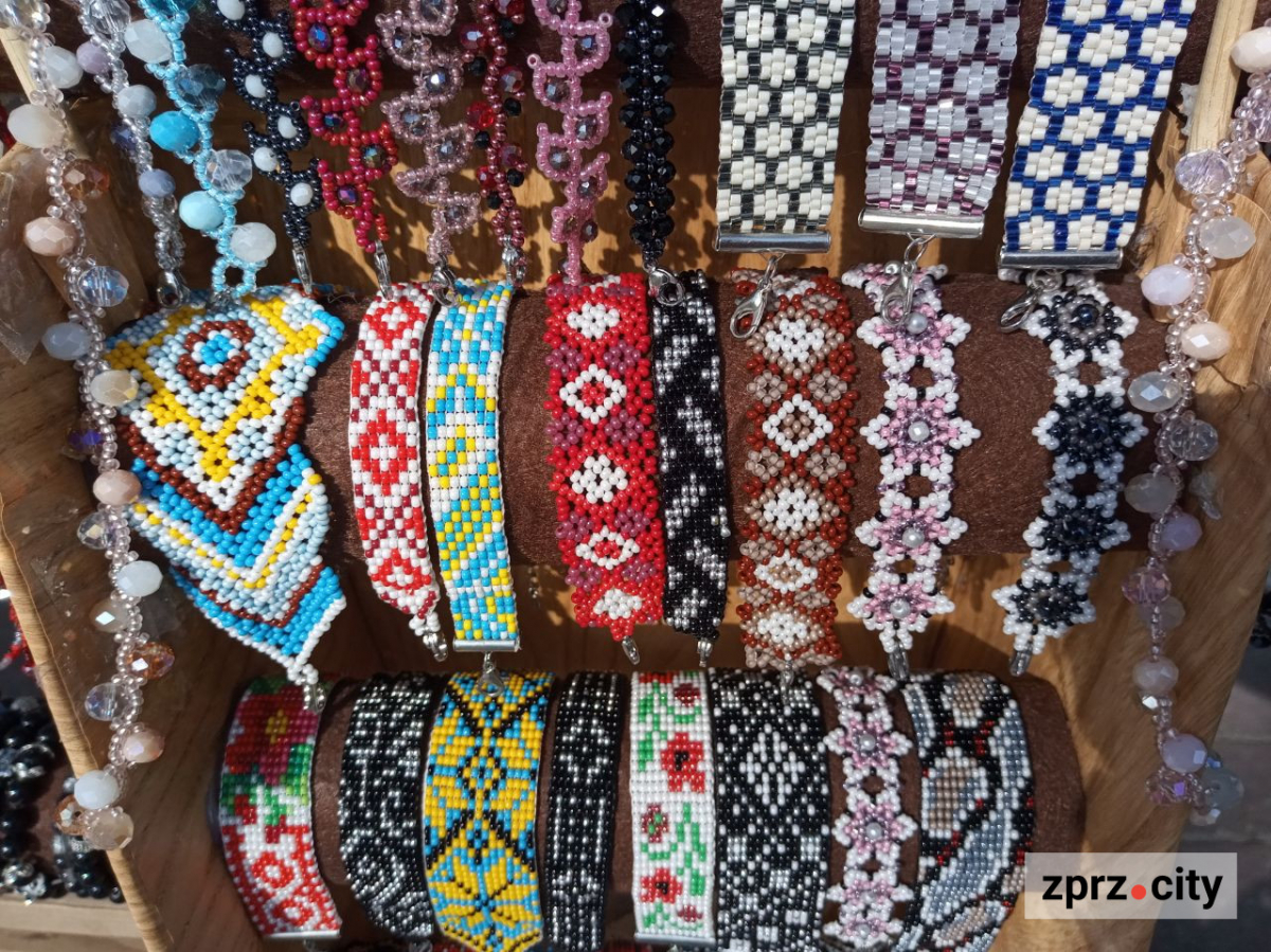 Вернісаж біля фонтану: як запорізький майдан Митців виглядає на початку травня (фото)