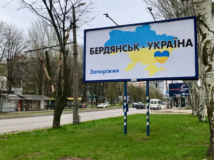 Жительку Запорізької області, яка допомагала окупантам організовувати незаконні вибори, заочно засудили до реального строку.