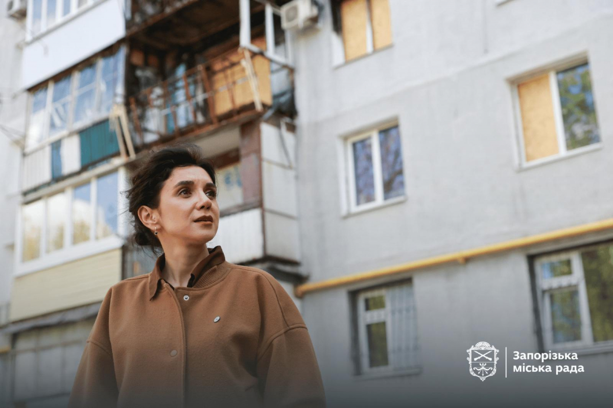 Відбудова стартувала: на Чарівній у Запоріжжі ремонтують будинок після удару рф (фото)