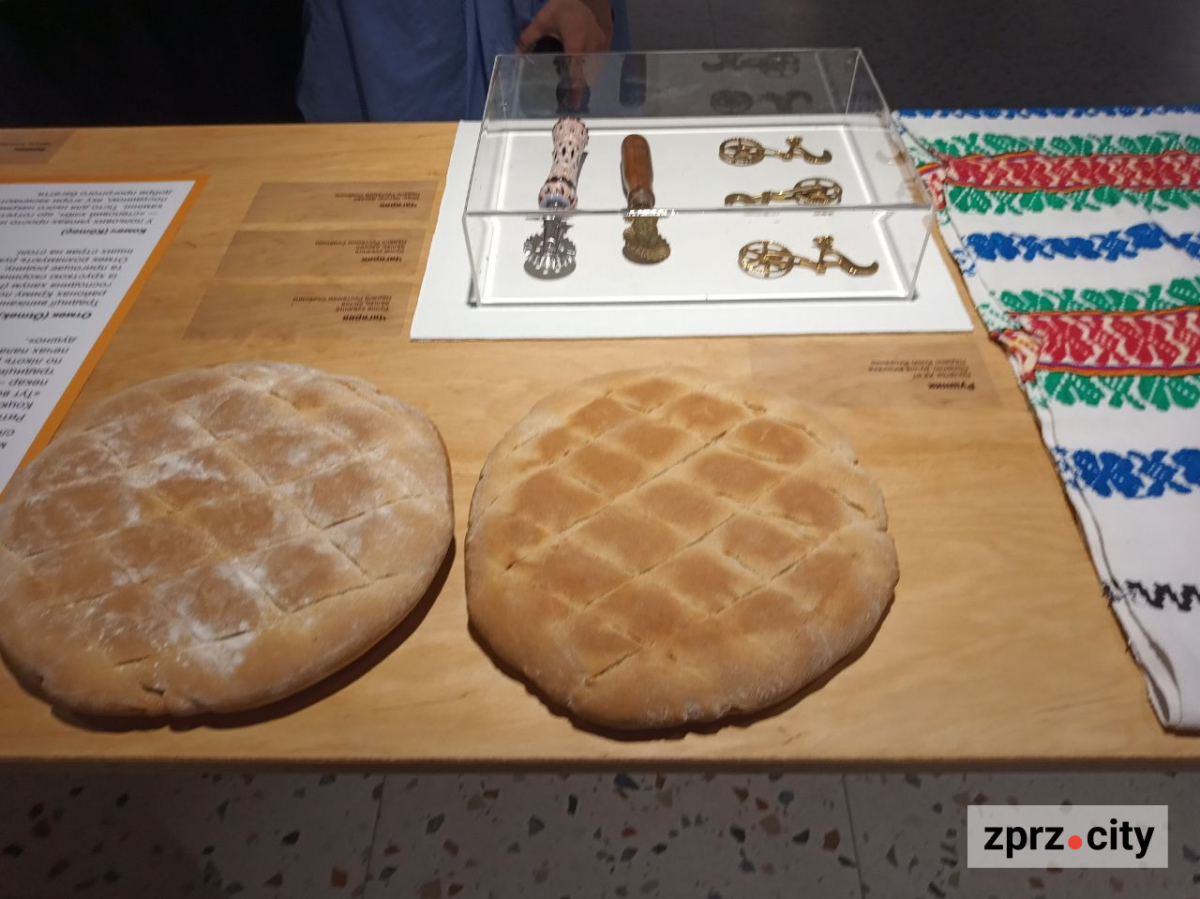 Відвідувачів виставки попросили не їсти хліб - у Запоріжжі відкрили експозицію Національного центру "Український дім" 