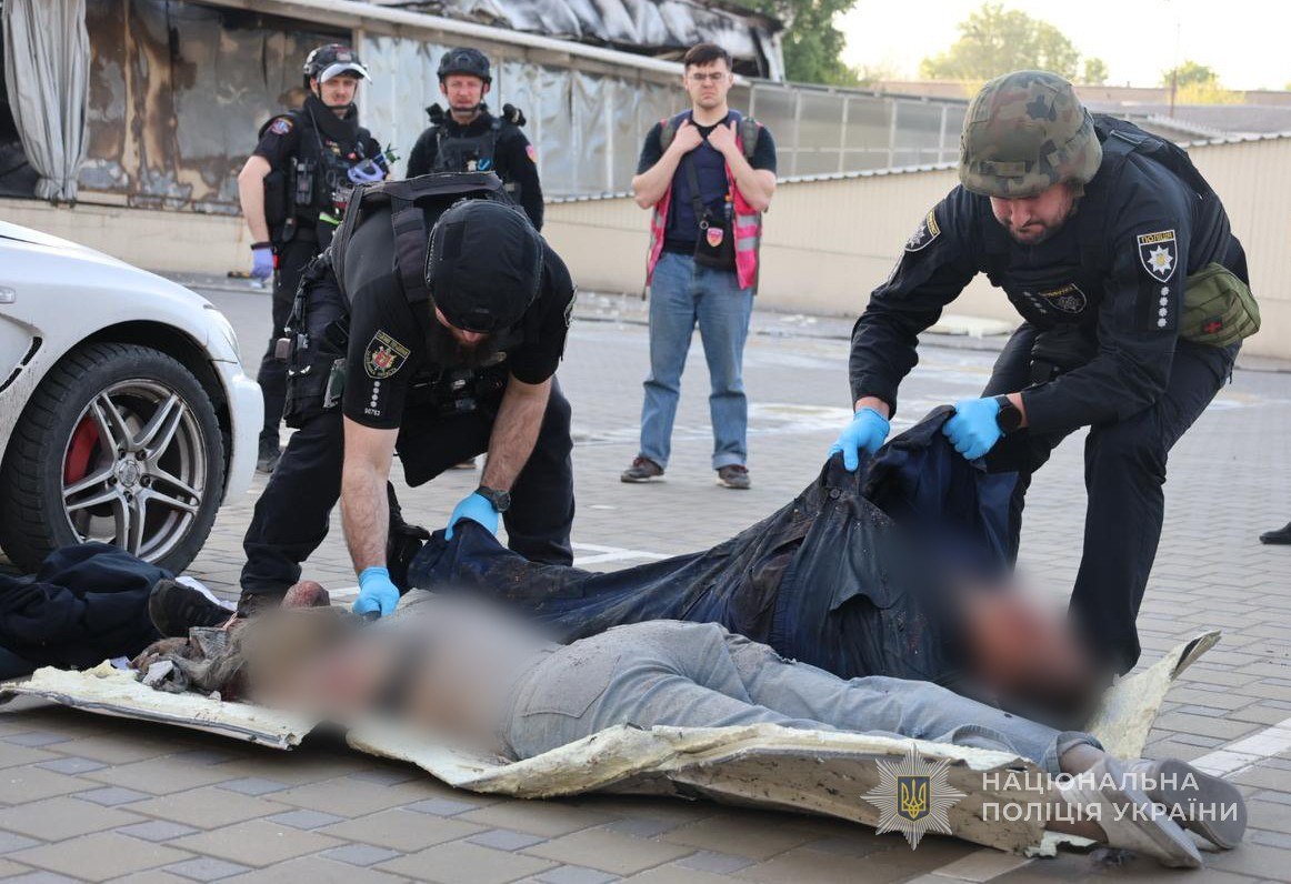 Внаслідок російської атаки загинули 12 людей: у Запоріжжі 6 травня оголосили днем жалоби (відео)