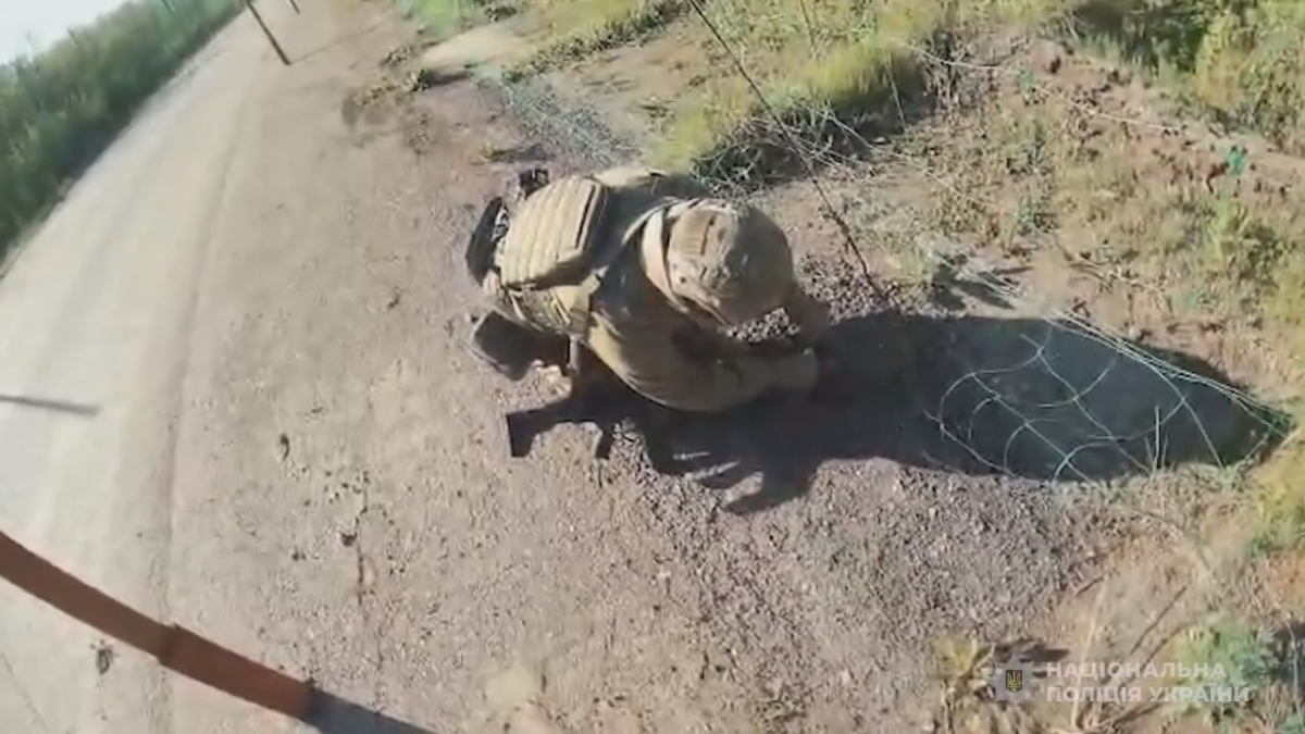 На Запоріжжі поліцейські врятували їжака, який застряг в антидроновій сітці поблизу Кушугума