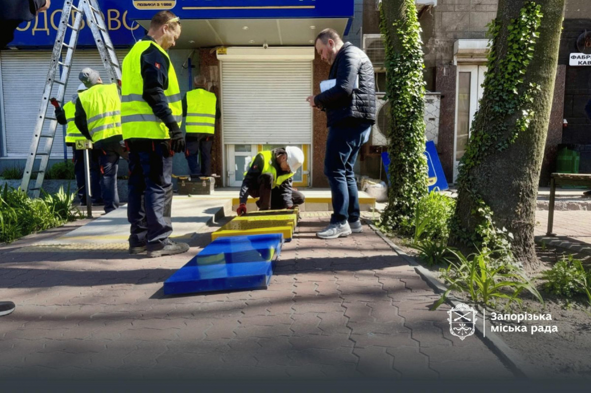 Збереження історичного вигляду: у Запоріжжі прибрали незаконну рекламу з пам'ятки архітектури (фото, відео)